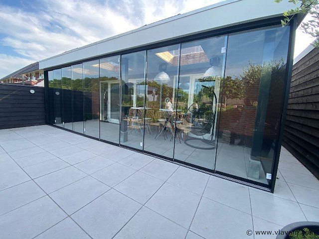Compleet glazen schuifdeursysteem 4 deurs, veiligheidsglas 10 mm, 3570 mm breed, 4 stuks deuren 900 mm 2700 mm hoog, mat zwart ral 9005 — foto 1